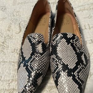 SOUL Naturalizer Black and White Flats Modern Loafers, like new